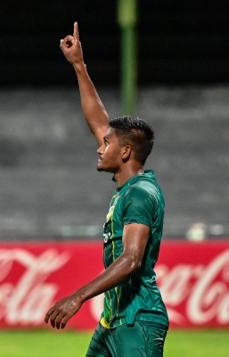 ދާދުގެ ހަތަރު ލަނޑުން ޗެމްޕިއަން މާޒިޔާއިން ލީގު ފެށީ ގަދަކޮށް