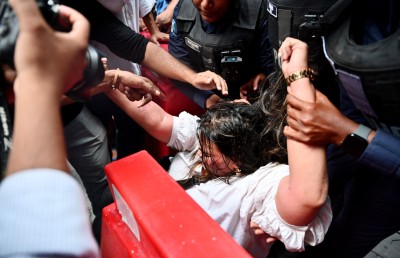 ނޫސްވެރިންގެ މުޒާހަރާ ރޫޅާލުމުގައި ބާރުގެ ބޭނުންކުރީ އެންމެ ކުޑަމިންވަރަށް: ފުލުހުން