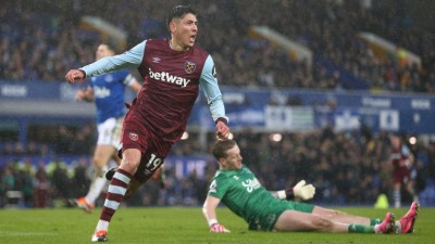 ވެސްޓް ހޭމްއިން ފަހަތުން އަރައި އެވަޓަން ބަލިކޮށްފި