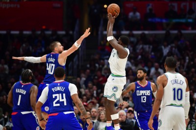 މިނެސޯޓާ ޓިމްބާވުލްވްސްއިން ލޮސް އެންޖަލިސް ކްލިޕާސް ބަލިކޮށްފި