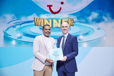 ޓުއި ބްލޫ އޮޅުވެލި ރޮމޭންސްއަށް ޓުއި ގްލޯބަލް ހޮޓެލް އެވޯޑް