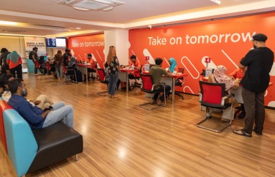 ދިރާގު އައިފޯނު ޕްރީއޯޑަރު ކުރި ކަސްޓަމަރުންނާ ފޯނުތައް ހަވާލުކޮށްފި