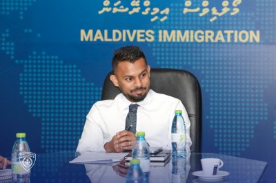 ގަވާއިދާ ޚިލާފަށް ކަޅު ބާޒާރުގައި ޑޮލަރު ވިއްކި ބިދޭސީން ޑީޕޯޓުކުރަނީ