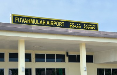 ފުވައްމުލަކު އެއާޕޯޓުގެ ފެންސަށް އަރަން އުޅެ، މުވައްޒަފަކަށް ހަމަލާދިން ބަޔަކު ހައްޔަރުކޮށްފި