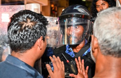 އެމްޑީޕީގެ މުޒާހަރާގައި ތިން އޮފިސަރަކަށް އަނިޔާވި: ފުލުހުން