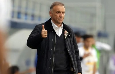 ރާއްޖެއާ ދެކޮޅަށް ނުކުންނަން ގެލާއަށް ފުރުސަތެއް ނުލިބުނު، ތަޖިކުސްތާނުން އާ ކޯޗަކު ހޯދައިފި