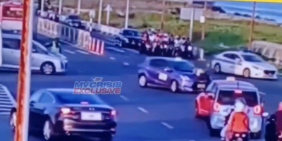 ޓެކްސީއެއް ކޮންޓްރޯލް ނުވެ، ޓްރެފިކް ފުލުހެއްގެ ގައިގައި ޖެހިއްޖެ