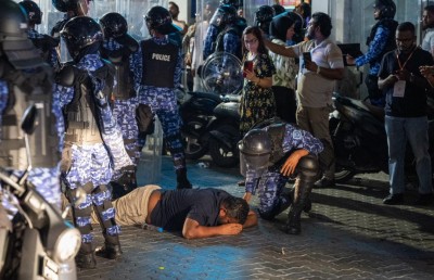 މުޒާހަރާގައި ފުލުހުންގެ ވާޖިބަށް ހުރަސްއެޅި މީހުންނަށް ފިޔަވަޅު އަޅާނަން: ޕޮލިސް