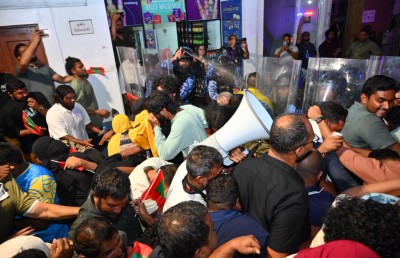 މުޒާހަރާގައި ފުލުހުންގެ ވާޖިބަށް ހުރަސްއެޅި މީހުންނަށް ފިޔަވަޅު އަޅާނަން: ޕޮލިސް