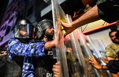 މުޒާހަރާގައި ތޫނު އަޑު ފޮނުވާ ހަތިޔާރު ބޭނުންކުރި މައްސަލަ އެޗްއާރުސީއެމުން ބަލަނީ