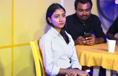 ފުލުހުންގެ އަތުގައި އޮތް އިރު ޝިމަންގެ ފޯނުން ގިނައިން ބެލީ ފޮޓޯ އާއި ވީޑިއޯ