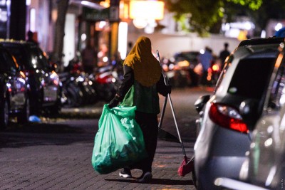 ކުނި ކަހަން ހުރި މީހެއްގެ ގައިގައި ސައިކަލުން ޖެއްސުމަށް ފަހު ފިލި ބަޔަކު ހޯދަނީ