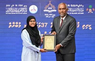 ދެނަމާދު ދޭތެރޭ ގުރުއާން ކިޔެވުމުގެ އާދަ އިޔާދަކުރަން ޖެހޭ: ރައީސް