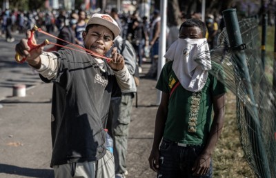 ސިފައިން މުޒާހަރާއާ ގުޅި، މަޑަގަސްކަރައިގެ "ވެރިކަން ވައްޓާލައިފި"