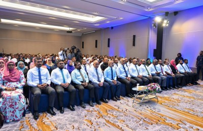 އޭއައި ބޭނުންކޮށްގެން ހުރިހާ މާއްދާއެއް ކިޔަވައިދޭން ޓީޗަރުން ތަމްރީނުކުރަނީ