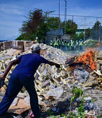 ކަސްޓަމްސުން ހިފަހައްޓާފައި ހުރި ތިން މިލިއަން ސިނގިރެޓް ނައްތާލައިފި