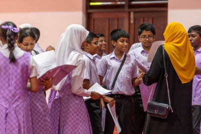 ރިޕޯޓު ފޯމު ހަވާލުކޮށް ދަރިވަރުންގެ ބޮޑު ޗުއްޓީ ފެށިއްޖެ