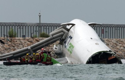 ހޮންކޮންގުގައި ކާގޯ މަތިންދާބޯޓެއް ރަންވޭއިން ކައްސާލައި މޫދަށް؛ ކާރެއްގައި ތިބި ދެ މީހުން މަރުވި