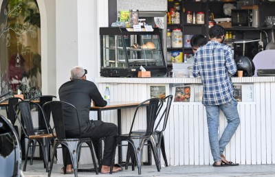 ހުޅުމާލެ މަގުތަކުގެ ދުވާރުމަތީގައި ހުރި ގޮނޑިމޭޒު ނަގަން އަނެއްކާވެސް އަންގައިފި