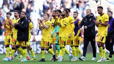 ނިއުކާސްލް އަތުން ބަލިވެ ޝެފީލްޑް ރެލެގޭޓް ވެއްޖެ