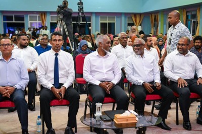 ބާރުގަދަ ދެ ވަަޒީރުން ނިސްބަތްވަނީ ފޮނަދުއަށް، ހިތްވަރާއެކު ސަރުކާރު ދަމަހައްޓަންޖެހޭ: އަބްދުއްރަހީމް