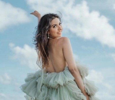 ރާއްޖެ އިޝްތިހާރު ކުރުމަށް، އިންޑިއާގެ އިންފްލުއެންސާ ނިކީ މެހެރާ ގެނެސްފި