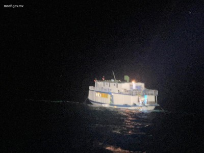 16 މީހުންނާ އެކު މުދާ ބަރުކޮށްގެން ދިޔަ ބޯޓެއް ފަރަށް އަރައިފި