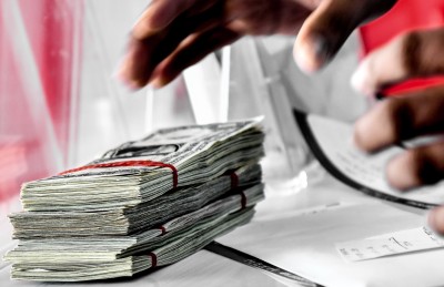 އެއާޕޯޓު ޓާމިނަލްގައި ވަޅިން ބިރުދައްކައި ފޭރިގަތީ 100،000 ޑޮލަރު!