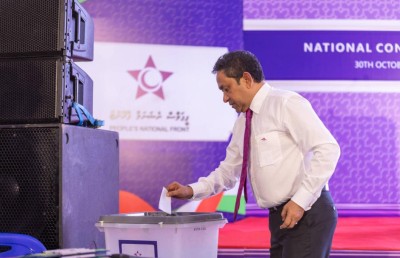 އޮފީސް ހިންގުމަށާއި ބޭސްފަރުވާ އަށް ދައުލަތުން ފައިސާ ނުނަގަން: ޔާމީން