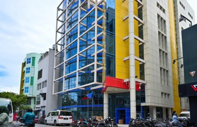 ރައީސްގެ ސިޓީއާ ގުޅިގެން ތިން އޮފިސަރުންގެ ކަންކަން އެބަ ބަލަން: ކަސްޓަމްސް