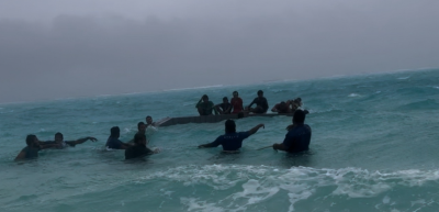 ތޮއްޑޫގައި ކޮޅިގަނޑެއްގައި ޖެހުނު ކުދިންތަކެއް މޫދުން ސަލާމަތްކުރީ ސްޓެލްކޯގެ މުވައްޒަފުންތަކެއް