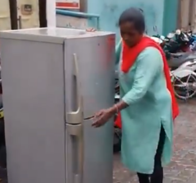 މަގުމައްޗަށް ފުރިޖެއް ނެރުނު މީހަކު ލައްވައި ފުރިޖު ނަގައި، ޖޫރިމަނާކޮށްފި