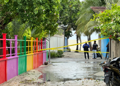 ކަރަންޓުގައި ޖެހިގެން އުނގޫފާރުގައި ކުޑަ ދެ ކުދިންނަށް ފަރުވާދެނީ