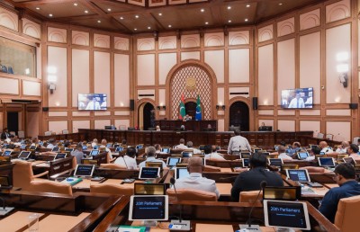 ޔުނިވާސިޓީއަކަށް ބަދަލު ކުރުމުގެ ޝަރުތު ދަށްކުރާ ބިލް ފާސްކޮށްފި