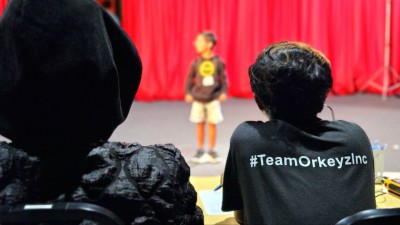 ރޯބޯމޭންގެ އޮޑިޝަނަށް 100 އަށްވުރެ ގިނަ ކުދިން