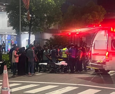 މަގު ހުރަސްކުރަނިކޮށް ސައިކަލަކުން ޖެހި، ދެ މީހުންނަށް ވެސް ފަރުވާދެނީ