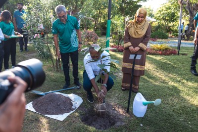 ފަސް މިލިއަން ގަސް އިންދުމުގެ މަޝްރޫއު ރައީސް ފައްޓަވައިފި