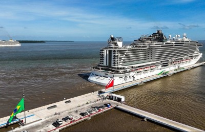 ކޮޕް ސަމިޓަށް ދާ ވަފުދުތަކުގެ މީހުން ތިބެން ކްރޫޒްލައިނާ