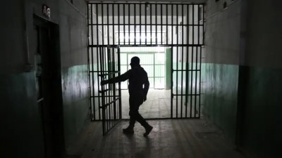 ޔޫކްރެއިނަށް ފައިސާ ފޮނުވުމުން ރަޝިއާ ޓީޗަރަކު ޖަލަށްލައިފި