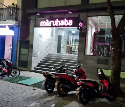 މާވެޔޮ މަގުގައި ހުރި މަރުހަބާ ފިހާރަ ހިންގާ ގޭގެ މަތިން ބިއްލޫރިގަނޑެއް މަގަށް ވެއްޓިއްޖެ