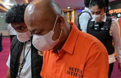 138 މިލިއަން ޑޮލަރުގެ ލޯނެއް ނުދައްކާ ފިލައިގެން އުޅުނު ޗައިނާ މީހަކު ހައްޔަރުކޮށްފި