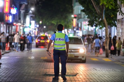 ދެ ކާރު ވަގަށް ނަގައިގެން ހައްޔަރުކުރި މީހާގެ ނަން މަތީ 100 އަށްވުރެ ގިނަ އުޅަނދު