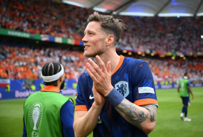 ފަހަތުން އަރައި ނެދަލެންޑްސްއިން ޕޮލެންޑު ބަލިކޮށްފި