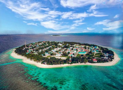 މީދޫގައި އަންހެނަކު މިސްކިތެއް ތެރޭ ޓިކްޓޮކް ކުޅުނު މައްސަލައެއް ބަލަނީ