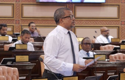 އާސަންދަ ނިޒާމު އޮތީ އާއްމުން ސަލާންޖަހަން ޖެހޭ ގޮތަށް ކަމަށް ގަބޫލެއް ނުކުރަން: ނާޒިމް