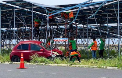 ހައިވޭގައި ހުރި ސޯލާ ޕެނަލްތަކުގައި ކާރަކުން ޖެހި، އެކްސިޑެންޓުވެއްޖެ