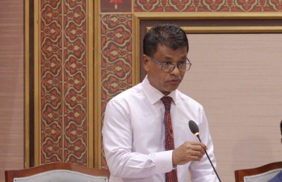 އާސަންދަ ނިޒާމު އޮތީ އާއްމުން ސަލާންޖަހަން ޖެހޭ ގޮތަށް ކަމަށް ގަބޫލެއް ނުކުރަން: ނާޒިމް