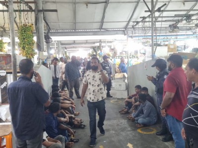 މާރުކޭޓުތަކުގައި ގަވާއިދާ ޚިލާފަށް މަސައްކަތްކުރާ ބިދޭސީން ދެނެގަންނަނީ