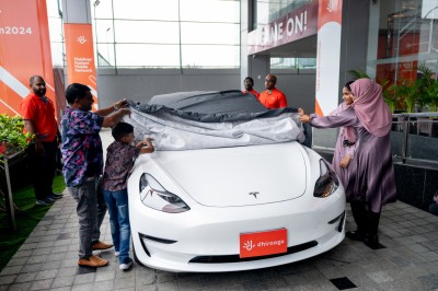 ދިރާގުން ދިން ޓެސްލާ 8 ލައްކައަށް ވިއްކާލަނީ