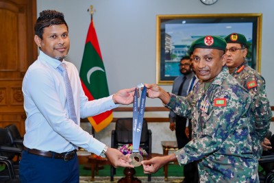 އެންމެ ގިނަ މެރެތަން ދުވި ނަސްރުﷲގެ މެޑަލެއް ނައިބު ރައީސަށް ހަދިޔާކޮށްފި